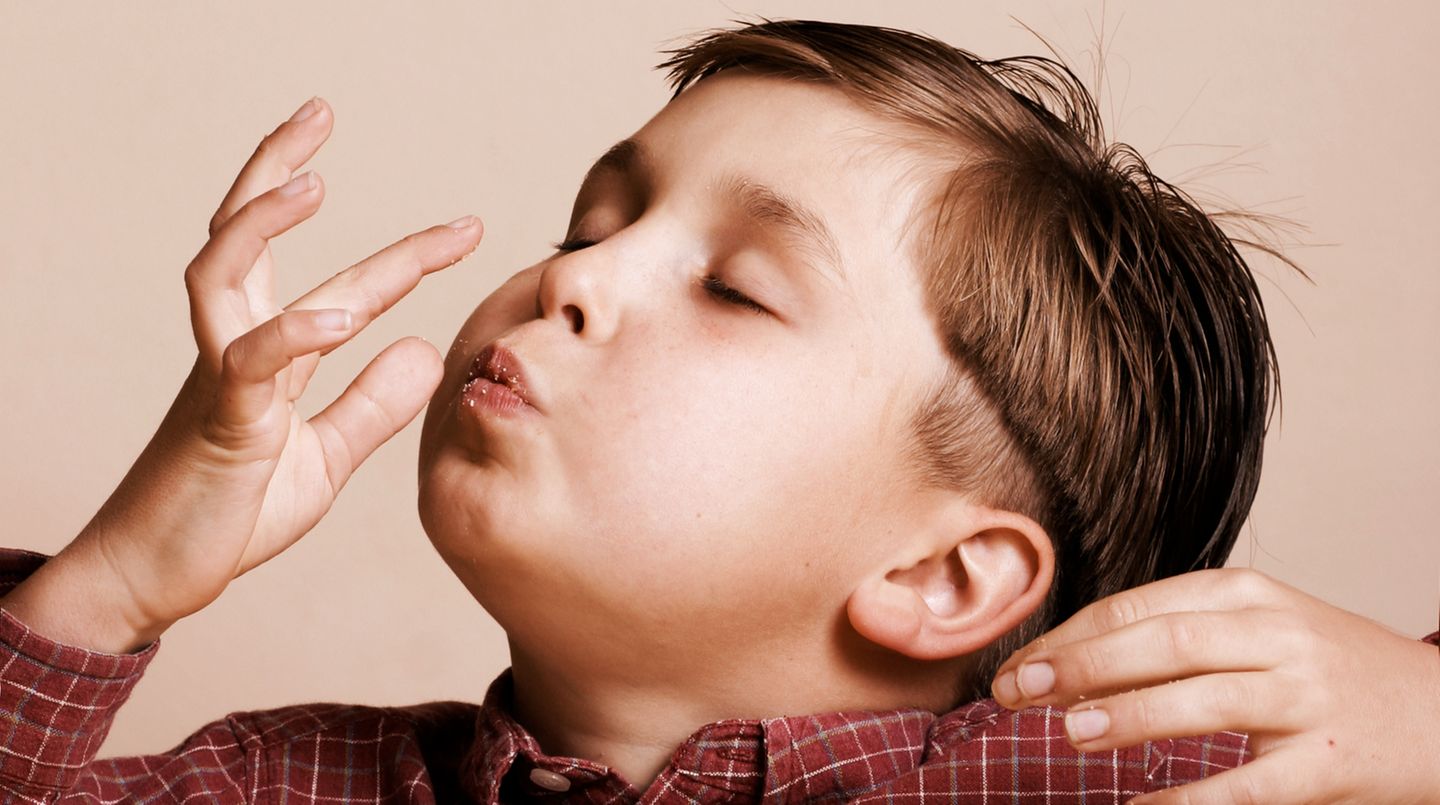 Gesundes Essen für Kinder: Kinder brauchen regelmäßige Essenszeiten - drei Hauptmahlzeiten, von denen eine warm sein sollte, und nach Bedarf ein bis zwei Zwischenmahlzeiten. Ihr Kind sollte nicht unkontrolliert zwischendurch oder aus Langeweile essen. Halten Sie sich auch selbst an feste Zeiten, denn Eltern sind das wichtigste Vorbild. Kinder brauchen regelmäßige Essenszeiten - drei Hauptmahlzeiten, von denen eine warm sein sollte, und nach Bedarf ein bis zwei Zwischenmahlzeiten. Ihr Kind sollte nicht unkontrolliert zwischendurch oder aus Langeweile essen. Halten Sie sich auch selbst an feste Zeiten, denn Eltern sind das wichtigste Vorbild