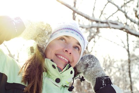 Normalerweise bildet die Haut mithilfe der Sonne Vitamin D in der Haut. Im Winter steht aber die Sonne in Deutschland nicht hoch genug am Himmel, um uns mit den nötigen UVB-Strahlen zu versorgen.