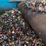 Neue Kapseln werden aus dem Material allerdings nicht hergestellt, dafür braucht es frisches Aluminium. Der Alu-Abfall wird weiterverkauft und für anspruchslosere Zwecke verwendet.