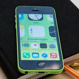 Trick 7: Bildschirminhalt und Schriften vergrößern  Wenn die Augen schlechter werden, passt sich das Smartphone leider noch nicht von alleine daran an. Aber auch beim iPhone gibt es Wege, der zunehmenden Weitsichtigkeit entgegenzuwirken.   Geht es um eine allgemein bessere Lesbarkeit, hilft vermutlich die Vergrößerung der Systemschrift am meisten. Dazu Tippen Sie in den Einstellungen auf "Allgemein" und dann auf "Bedienungshilfen". Unter dem Menü-Punkt "Größerer Text" müssen Sie zunächst den Schalter neben "Größerer dynamischer Text" umlegen. Dann lässt sich der Text per Schieberegler an die eigenen Bedürfnisse anpassen. Leider funktioniert das aber nur bei Text, der für diese Vergrößerung freigegeben ist. Namen von Apps oder Text in vielen Apps bleibt dann trotzdem klein.  Daher ist es häufig sinnvoll, die ins System eingebaute Lupe einzuschalten. Auch die findet sich in den Bedienungshilfen unter der Bezeichnung "Zoom". Haben Sie die Option aktiviert, erscheint bei einem Doppeltippen mit drei Fingern an dieser Stelle eine Lupe, die Sie bei Bedarf auch hin- und herschieben können. Tippen Sie auf den Balken am unteren Rand der Lupe, erhalten Sie zudem jede Menge zusätzliche Optionen, etwa die Möglichkeit, die Stärke der Vergrößerung einzustellen. Auch das Umschalten in einen Vollbildzoom ist möglich. Sogar sogenannte Filter bietet die Lupe, so können Sie im gezoomten Bereich die Farben invertieren oder den Schwarz-Weiß-Modus aktivieren. Tippen Sie auf "Verkleinern", schließt sich die Lupe wieder. Alternativ passiert das auch nach einem weiteren Doppeltipp mit drei Fingern.