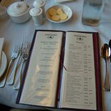 Im Speisewagen wird in zwei Sitzungen gegessen. Zum "Sunset Dinner" gibt es Salzwasser-Barramundi, den typischen Fisch im Northern Territory, und zum Abschluss gekühlten Buttermilchpudding. Vor allem Australier älteren Semesters sind an Bord, die meist ein Jubiläum wie die Goldene Hochzeit an Bord des "Ghan" als "Once-in-a-lifetime-Erlebnis" begehen.