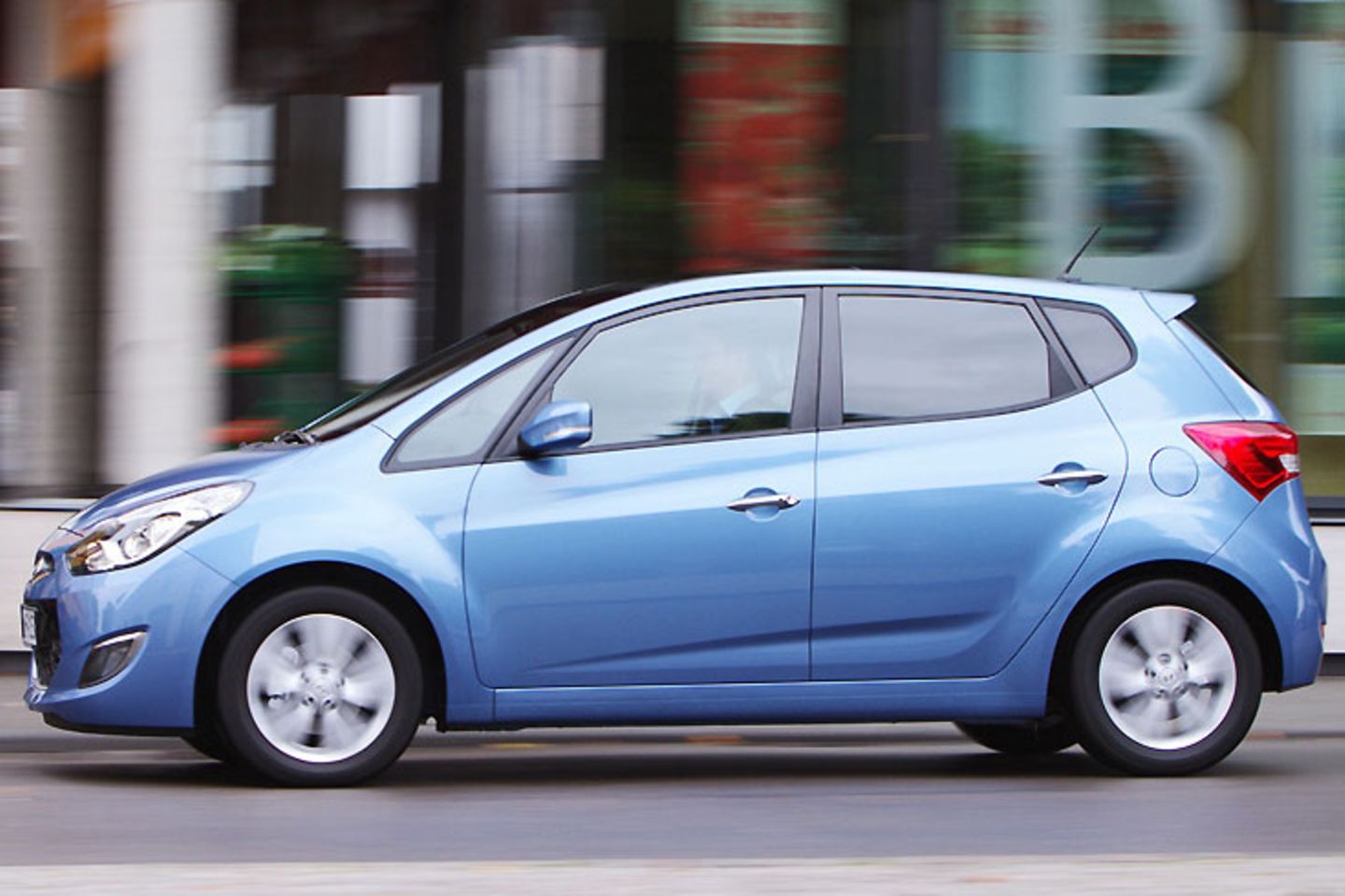 Hyundai ix20 blue 1.4: Zäh wird es bei der Beschleunigung erst ab 100 Km/h. Als ix20 blue hat der Hyundai eine Start-Stopp-Automatik an Bord, die den Verbrauch auf 5,6 Liter drückt. Das System arbeitet schnell und ohne Rütteln beim Wiederanlassen, doch es hat seine Grenzen. Wenn beispielsweise die Klimaanlage als großer Energieverbraucher eingeschaltet ist, springt der Motor bei langen Ampelphasen relativ früh automatisch wieder an Zäh wird es bei der Beschleunigung erst ab 100 Km/h. Als ix20 blue hat der Hyundai eine Start-Stopp-Automatik an Bord, die den Verbrauch auf 5,6 Liter drückt. Das System arbeitet schnell und ohne Rütteln beim Wiederanlassen, doch es hat seine Grenzen. Wenn beispielsweise die Klimaanlage als großer Energieverbraucher eingeschaltet ist, springt der Motor bei langen Ampelphasen relativ früh automatisch wieder an