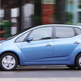 Zäh wird es bei der Beschleunigung erst ab 100 Km/h. Als ix20 blue hat der Hyundai eine Start-Stopp-Automatik an Bord, die den Verbrauch auf 5,6 Liter drückt. Das System arbeitet schnell und ohne Rütteln beim Wiederanlassen, doch es hat seine Grenzen. Wenn beispielsweise die Klimaanlage als großer Energieverbraucher eingeschaltet ist, springt der Motor bei langen Ampelphasen relativ früh automatisch wieder an