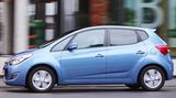 Zäh wird es bei der Beschleunigung erst ab 100 Km/h. Als ix20 blue hat der Hyundai eine Start-Stopp-Automatik an Bord, die den Verbrauch auf 5,6 Liter drückt. Das System arbeitet schnell und ohne Rütteln beim Wiederanlassen, doch es hat seine Grenzen. Wenn beispielsweise die Klimaanlage als großer Energieverbraucher eingeschaltet ist, springt der Motor bei langen Ampelphasen relativ früh automatisch wieder an