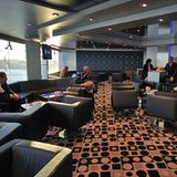 Die Disco auf Deck 14 macht auf internationales Design: Mit 22.000 Quadratmetern bietet die "MSC Magnifica", die fast baugleich mit weiteren Schwesternschiffe der Musica-Klasse der Reederei ist, genügend öffentlichen Raum. Hier ist die Luft wie in gehobenen Hotels und Edel-Kaufhäusern über die Klimaanlage parfümiert - es riecht nach Mandel, Gras und Moschus