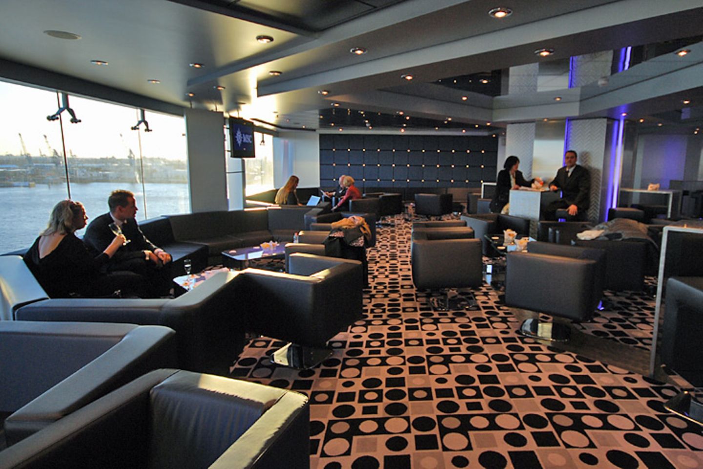 Die Disco auf Deck 14 macht auf internationales Design: Mit 22.000 Quadratmetern bietet die "MSC Magnifica", die fast baugleich mit weiteren Schwesternschiffe der Musica-Klasse der Reederei ist, genügend öffentlichen Raum. Hier ist die Luft wie in gehobenen Hotels und Edel-Kaufhäusern über die Klimaanlage parfümiert - es riecht nach Mandel, Gras und Moschus