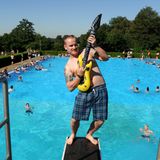 Schwarze Shirts mit Totenkopf-Motiven, wohin man schaut - nur an einem Ort herrscht T-Shirt-freie Zone: das örtliche Freibad dürfte bei heißen Sommertemperaturen auch in diesem Jahr zum Publikums-Hit werden.