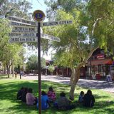 Alice Springs liegt fast am geografischen Mittelpunkt Australiens. 1500 Kilometer sind es bis zur nächsten Stadt. Alice, wie die Stadt mit 22.000 Einwohnern auch genannt wird, leistet sich eine mit roten Klinkern gepflasterte Fußgängerzone. Aborigine-Motive verschönern die Papierkörbe der Todd Mall. Viele Galerien stellen die Kunst der Ureinwohner aus, Andenkenläden bieten Didgeridoos und Bumerangs in allen Variationen. 460 Kilometer sind es von hier bis zum Uluru, dem bekanntesten Berg des fünften Kontinents - und 14.102 Kilometer bis Berlin.