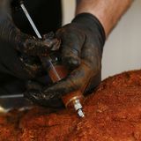 Sie haben den Rub und den Mop. Jetzt kann das Fleisch vorbereitet werden!  Massieren Sie den Rub schön gleichmäßig in das Fleisch ein. Verrühren Sie einen Teil Ihres Rubs mit Apfelsaft. Das Gemisch spritzen Sie mit einer Marinadespritze an mehreren Stellen ins Fleisch. Die Nadel sollten Sie dabei etwa zwei Zentimeter eindringen.  Die so präparierte Rinderbrust fest in Folie einwickeln und für zwölf Stunden in den Kühlschrank. Das Fleisch darf nicht eiskalt in den Smoker. Holen Sie es daher vier Stunden vor dem Smoken aus der Kälte, damit es auf Zimmertemperatur kommen kann.