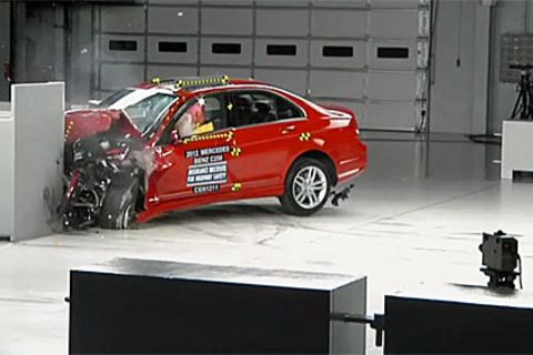 Erschreckende Ergebnisse: US-Crashtest zerlegt Premiumautos