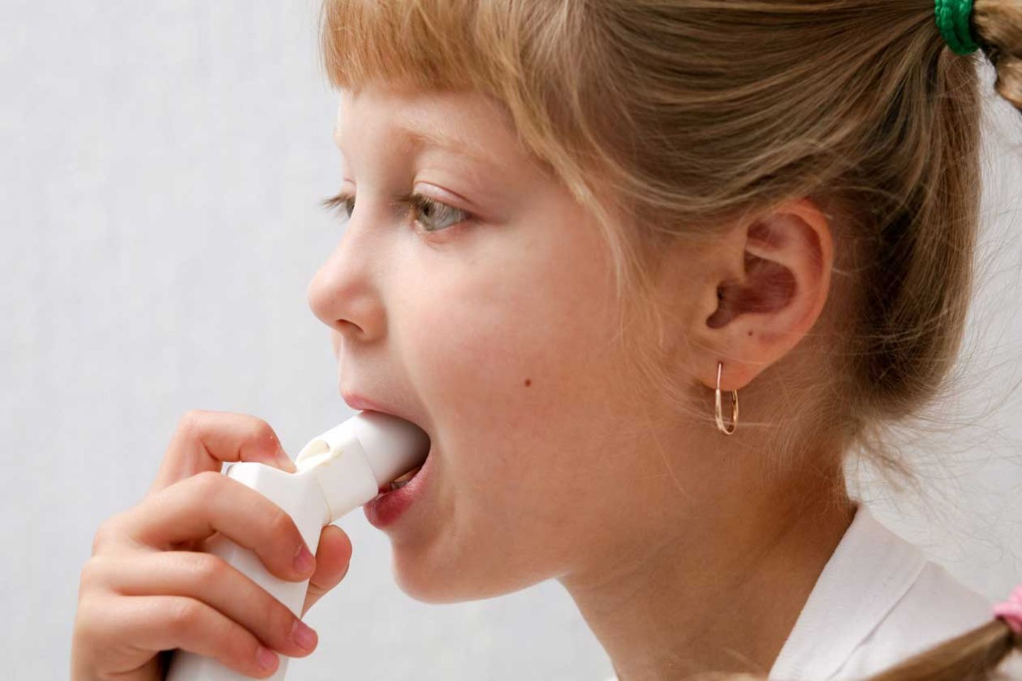 Kortisonhaltige Asthmasprays lindern Entzündungen in den Bronchien.