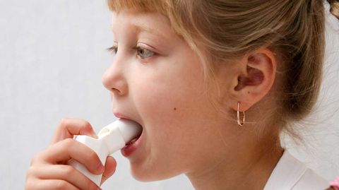 Kortisonhaltige Asthmasprays lindern Entzündungen in den Bronchien.