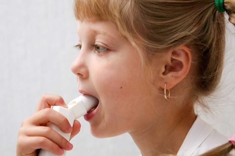 Kortisonhaltige Asthmasprays lindern Entzündungen in den Bronchien.