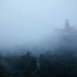 Der blaue Dunst verstärkt die romantische Aura des auf einem Berg gelegenen Palácio Nacional da Pena