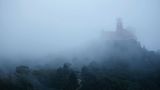 Der blaue Dunst verstärkt die romantische Aura des auf einem Berg gelegenen Palácio Nacional da Pena