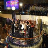 Um 22.29 Uhr zerschneidet Sophia Loren wortlos das Band in den italienischen Nationalfarben. Kein Satz wie "Ich taufe Dich auf den Namen…" fällt. Aber die große Champagnerflasche zerschellt an der Bordwand, die Prominenz erhebt das Glas. Erst nach einem Konfettiregen erfolgt der in Hamburg übliche Taufspruch: "Der Besatzung allzeit gute Fahrt und dem Schiff immer eine Handbreit Wasser unter dem Kiel" - allerdings nicht aus dem Mund der Diva, die bereits mehrere Schiffe der Flotte taufte