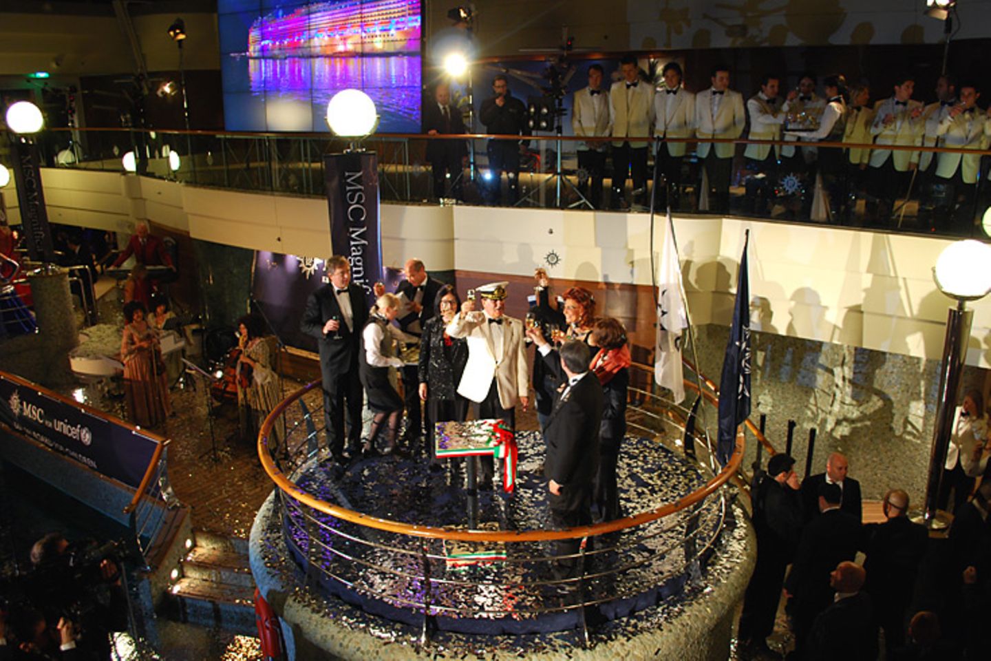 "MSC Magnifica" in Hamburg: Um 22.29 Uhr zerschneidet Sophia Loren wortlos das Band in den italienischen Nationalfarben. Kein Satz wie "Ich taufe Dich auf den Namen…" fällt. Aber die große Champagnerflasche zerschellt an der Bordwand, die Prominenz erhebt das Glas. Erst nach einem Konfettiregen erfolgt der in Hamburg übliche Taufspruch: "Der Besatzung allzeit gute Fahrt und dem Schiff immer eine Handbreit Wasser unter dem Kiel" - allerdings nicht aus dem Mund der Diva, die bereits mehrere Schiffe der Flotte taufte Um 22.29 Uhr zerschneidet Sophia Loren wortlos das Band in den italienischen Nationalfarben. Kein Satz wie "Ich taufe Dich auf den Namen…" fällt. Aber die große Champagnerflasche zerschellt an der Bordwand, die Prominenz erhebt das Glas. Erst nach einem Konfettiregen erfolgt der in Hamburg übliche Taufspruch: "Der Besatzung allzeit gute Fahrt und dem Schiff immer eine Handbreit Wasser unter dem Kiel" - allerdings nicht aus dem Mund der Diva, die bereits mehrere Schiffe der Flotte taufte