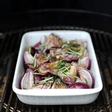 Das war es auch schon. Nun ab auf den Kugelgrill. Die Kohlen liegen links und rechts, der Auflauf in der Mitte. Deckel zu und für mindestens 20 Minuten in Ruhe lassen.