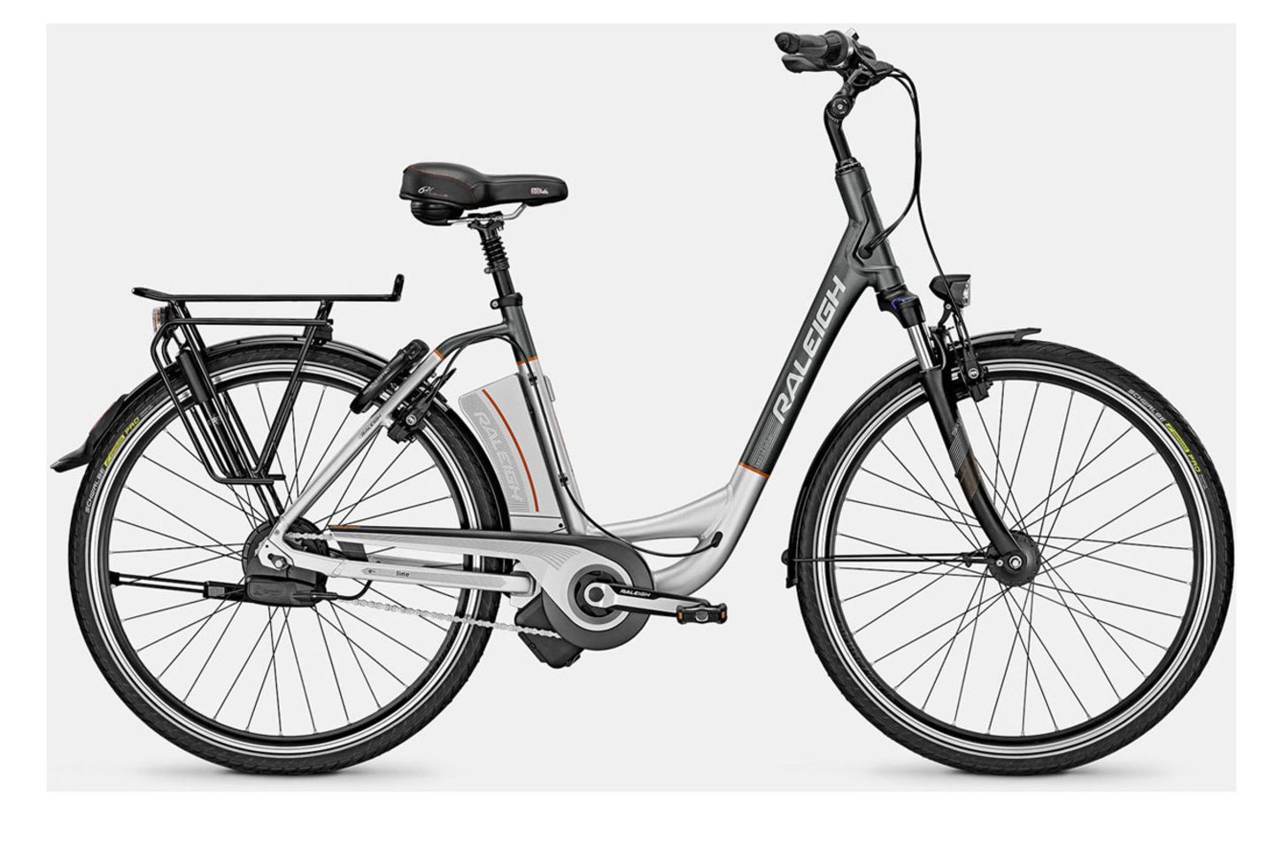 Persönlicher Tipp trotz Abwertung:  Raleigh Dover Impulse 8R HS   2300 Euro  Das Raleigh wurde wegen eines Anrisses an der Sattelstütze abgewertet und wegen der Entflammbarkeit eines Kunststoffkörpers.  Meine Einschätzung: Von diesem Teil des Testverfahrens würde ich mich nicht irritieren lassen. Meiner Meinung ist das Raleigh mit Abstand das beste Rad im Test mit der größten Reichweite und dem geringsten Preis.   Der Impulsemotor verfügt über den gewohnten Rücktritt, der Akku ist wegen der besseren Gewichtsverteilung hinter der Sattelstütze angebracht. Das Raleigh besitzt die kleineren 26-Zoll-Reifen und ist dadurch insgesamt deutlich handlicher als ein 28er-Rad. Schaltung und Motor sind auch für Bergstrecken geeignet.   Die Warentester weisen auf die gewöhnungsbedürftige Zugunterbrechung des Impuls-Motors beim Schaltvorgang ist. Der kleine Aussetzer reduziert die Belastung für Ritzel und Kette beim Schalten enorm und erhöht so ihre Lebensdauer. Sollten Fahrer sich nämlich fälschlicherweise angewöhnen, unter Last zu schalten, dürfte die Kraft des Motors den Anstriebsstrang schnell runieren.
