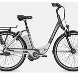 Persönlicher Tipp trotz Abwertung:  Raleigh Dover Impulse 8R HS   2300 Euro  Das Raleigh wurde wegen eines Anrisses an der Sattelstütze abgewertet und wegen der Entflammbarkeit eines Kunststoffkörpers.  Meine Einschätzung: Von diesem Teil des Testverfahrens würde ich mich nicht irritieren lassen. Meiner Meinung ist das Raleigh mit Abstand das beste Rad im Test mit der größten Reichweite und dem geringsten Preis.   Der Impulsemotor verfügt über den gewohnten Rücktritt, der Akku ist wegen der besseren Gewichtsverteilung hinter der Sattelstütze angebracht. Das Raleigh besitzt die kleineren 26-Zoll-Reifen und ist dadurch insgesamt deutlich handlicher als ein 28er-Rad. Schaltung und Motor sind auch für Bergstrecken geeignet.   Die Warentester weisen auf die gewöhnungsbedürftige Zugunterbrechung des Impuls-Motors beim Schaltvorgang ist. Der kleine Aussetzer reduziert die Belastung für Ritzel und Kette beim Schalten enorm und erhöht so ihre Lebensdauer. Sollten Fahrer sich nämlich fälschlicherweise angewöhnen, unter Last zu schalten, dürfte die Kraft des Motors den Anstriebsstrang schnell runieren.