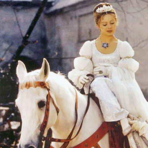 Der Prinz (Pavel Trávnícek) passt Aschenbrödel (Libuse Safránková) den verlorenen Schuh an.