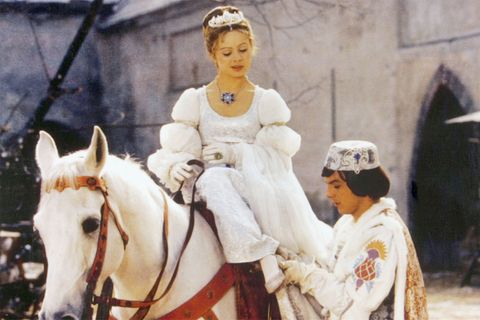Der Prinz (Pavel Trávnícek) passt Aschenbrödel (Libuse Safránková) den verlorenen Schuh an.