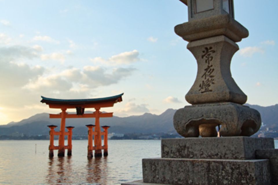 Das hölzerne Torii vor dem Itsukushima-Schrein in Miyajima ist weltberühmt und lässt sich bei Ebbe durchschreiten