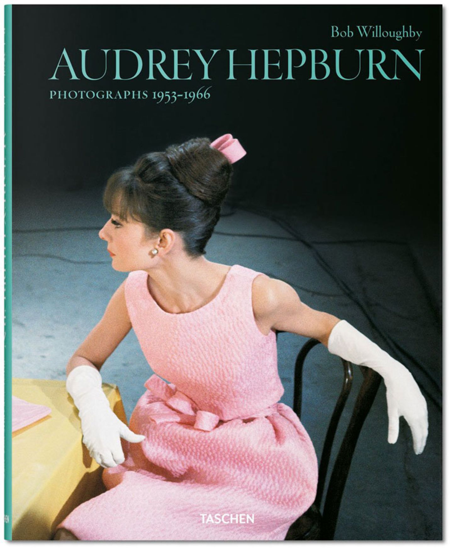 Der Bildband Bob Willoughby. Audrey Hepburn. Photographs 1953-1966 ist im Taschen Verlag erschienen. Er umfasst 280 Seiten und kostet 50 Euro.  Zur Homepage des Verlags