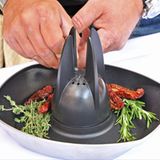 Spezielle Hähnchensitze sind nicht nur standfester als Bierdosen. Sie bieten noch Platz für wirklich würzige Beigaben, wie hier im Bild frischer Thymian, Rosmarin und getrocknete Tomaten.