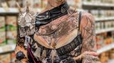 Beim Wacken Open Air sind nicht nur jede Menge langhaariger Rocker zu sehen, sondern auch Ganzkörpertätowierte. Und die sieht man dann auch beim Einkauf im lokalen Supermarkt.