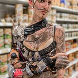 Beim Wacken Open Air sind nicht nur jede Menge langhaariger Rocker zu sehen, sondern auch Ganzkörpertätowierte. Und die sieht man dann auch beim Einkauf im lokalen Supermarkt.