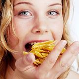 Das Ohr isst mit  Chips schmecken frischer als sie tatsächlich sind, wenn der Höreindruck manipuliert wird. Um zu diesem Ergebnis zu gelangen, ließen Massimilian Zampini und Charles Spence von der Universität Oxford ihre Testpersonen Chips futtern und verstärkten dabei das Knackgeräusch. Dafür gab es 2008 den Ig-Nobelpreis für Ernährung.