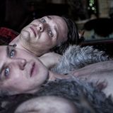 Während Isolde Wagner der Familie bereits einen Nachkommen geschenkt hat, ist Siegfried Wagner (Lars Eidinger) nicht einmal verheiratet. Grund: Er neigt zum männlichen Geschlecht und unterhält heimlich eine Affäre mit dem schönen Dorian Davies (Vladimir Burlakov).