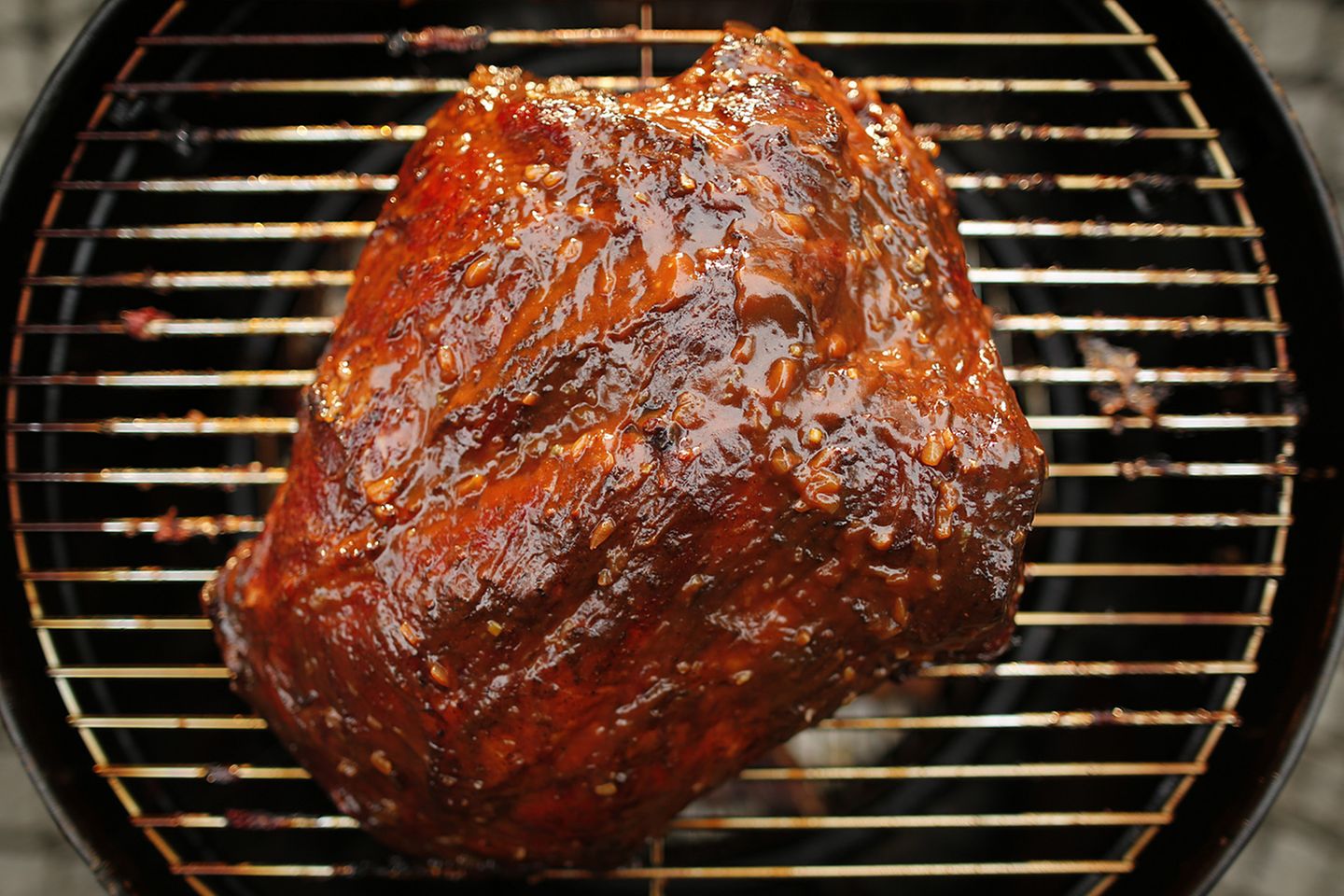 Echtes BBQ: Der Mop ist eine Sauce, mit der das Grillgut wiederholt während des Smokens bestrichen wird. Er würzt das Fleisch und gibt zusätzliche Feuchtigkeit. 2 Tassen ihres Lieblingsketchup 2 Tassen fein gehackte Zwiebeln 1 Tasse Rotweinessig 2 gehackte Knoblauchzehen ¼ Tasse ihres Lieblingssenf ¼ Tasse brauner Zucker 1 Teelöffel Tabasco Zubereitung: Zwiebeln und Knoblauch in einem Tops leicht anschwitzen, dann die restlichen Zutaten dazugeben und alles einmal aufkochen lassen. Der Mop sollte eine sämige Konsistenz haben. Sollte er zu flüssig sein, reduzieren Sie ihn durch längeres köcheln im Topf. Es gibt viele Mopp-Soßen-Rezepte. Michael Suhr, unser Pitboss, hat für uns einen Mopp nach diesem Rezept hergestellt: Mickels Mob Sauce 2 Tassen Ketchup 2 Tassen Zwiebeln (gehackt) 1 Tasse Rotwein Essig 2 Knoblauchzehen 1/4 Tasse Senf 1/4 Tasse brauner Zucker 1 TL Tabasco