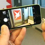 Trick 3: Selfie-Fernbedienung  Der Trend geht zum Selfie-Stick, doch auch das iPhone bietet mehr Möglichkeiten für Selbstportraits als den meisten bekannt sein dürfte. Statt ungeschickt auf dem Display herum zu tatschen, können Sie etwa einfach den Button zum Erhöhen der Lautstärke als Auslöseknopf drücken. Ist das Headset eingesteckt, funktioniert auch der Button als Fernsteuerung - und ermöglicht so noch unkompliziertere Schnappschüsse.