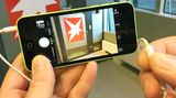Trick 3: Selfie-Fernbedienung  Der Trend geht zum Selfie-Stick, doch auch das iPhone bietet mehr Möglichkeiten für Selbstportraits als den meisten bekannt sein dürfte. Statt ungeschickt auf dem Display herum zu tatschen, können Sie etwa einfach den Button zum Erhöhen der Lautstärke als Auslöseknopf drücken. Ist das Headset eingesteckt, funktioniert auch der Button als Fernsteuerung - und ermöglicht so noch unkompliziertere Schnappschüsse.