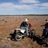 Die Zwillingsschwestern auf dem Bike. Ständig kontrollieren sie die Wasserstellen. Wo wenig wächst, braucht das Vieh viel Platz zum Suchen. Man rechnet in Australien ein Schaf pro 15.000 Quadratmeter Land. In Europa sind es auf gleichgroßen Flächen mehr als zehn Mal so viele Tiere.