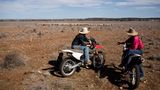 Die Zwillingsschwestern auf dem Bike. Ständig kontrollieren sie die Wasserstellen. Wo wenig wächst, braucht das Vieh viel Platz zum Suchen. Man rechnet in Australien ein Schaf pro 15.000 Quadratmeter Land. In Europa sind es auf gleichgroßen Flächen mehr als zehn Mal so viele Tiere.
