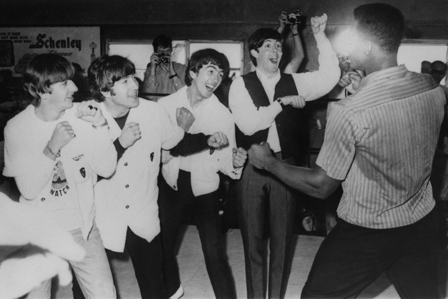 In Miami trafen die Vier am 22. Februar eines ihrer Idole, den Boxer Cassius Clay, mit dem sie herumblödelten