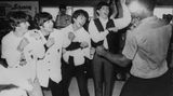 In Miami trafen die Vier am 22. Februar eines ihrer Idole, den Boxer Cassius Clay, mit dem sie herumblödelten