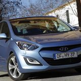 Selbstbewusst und mit Vorschusslorbeeren überhäuft betritt der Hyundai i30 ab 23. März das Feld der hart umkämpften Golf-Klasse. Die zweite Generation des Kompaktmodells startet zunächst als fünftürige Limousine zu Preisen ab 15 850 Euro. Bereits im Sommer folgt die Kombiversion, bei Hyundai cW genannt. Zum Jahresende steht erstmals ein sportlicher Dreitürer des i30 auf dem Plan. Mit seinem seit dem Jahr 2007 angebotenen Vorgänger hat der dynamisch gezeichnete, 4,30 Meter lange Neuling nicht viel mehr als den Namen gemein. Ob beim Design, in der Qualitätsanmutung oder bei den Verbrauchswerten, in allen Punkten hat der in Rüsselsheim für Europa entwickelte und im tschechischen Nosovice gebaute i30 einen Quantensprung gemacht