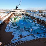 Eis an Deck statt mediterraner Wärme: Das 293 Meter lange und 32 Meter breite schwimmende Hotel bietet 3010 Gästen Platz. Nach heftigem Schneefall am Samstagmorgen waren die Decks für die 2500 geladenen Gäste zur Taufe notdürftig geräumt