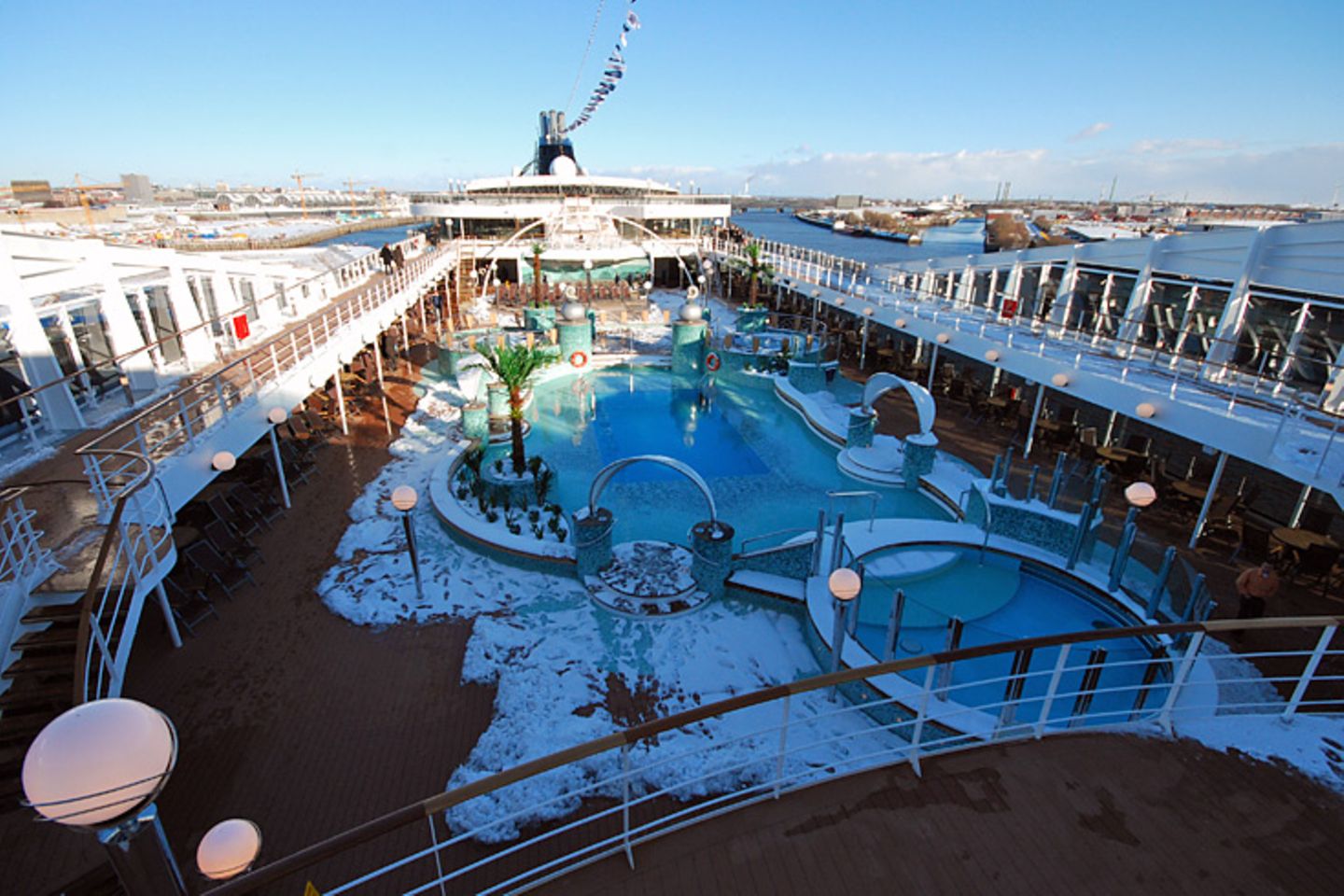 Eis an Deck statt mediterraner Wärme: Das 293 Meter lange und 32 Meter breite schwimmende Hotel bietet 3010 Gästen Platz. Nach heftigem Schneefall am Samstagmorgen waren die Decks für die 2500 geladenen Gäste zur Taufe notdürftig geräumt