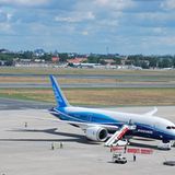 Zum ersten Mal flog eine Boeing 787 einen Flughafen in Deutschland an. Nach der Luftfahrtmesse in Le Bourget bei Paris besuchte der Dreamliner am Wochenende Berlin - hier auf dem Vorfeld am Flughafen Tegel