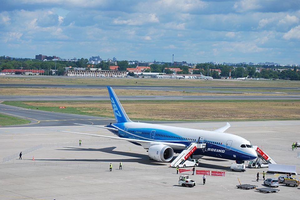 Zum ersten Mal flog eine Boeing 787 einen Flughafen in Deutschland an. Nach der Luftfahrtmesse in Le Bourget bei Paris besuchte der Dreamliner am Wochenende Berlin - hier auf dem Vorfeld am Flughafen Tegel