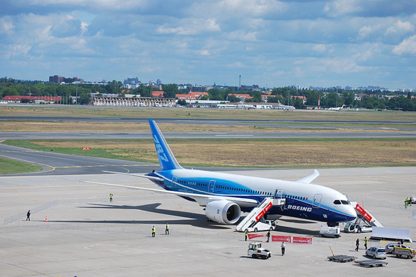 Boeing 787 in Berlin: Zum ersten Mal flog eine Boeing 787 einen Flughafen in Deutschland an. Nach der Luftfahrtmesse in Le Bourget bei Paris besuchte der Dreamliner am Wochenende Berlin - hier auf dem Vorfeld am Flughafen Tegel Zum ersten Mal flog eine Boeing 787 einen Flughafen in Deutschland an. Nach der Luftfahrtmesse in Le Bourget bei Paris besuchte der Dreamliner am Wochenende Berlin - hier auf dem Vorfeld am Flughafen Tegel