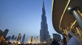 Zu Füßen des Burj Khalifa entstand ein neuer Stadtteil mit Shopping Mall, künstlichem See und Wasserfontänen. Im Gegensatz zum leeren Turm herrscht hier abends dichtes Gedränge