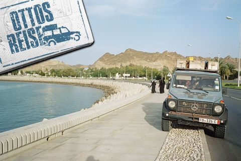 Otto parkt an der Corniche von Muskat. An der Uferpromenade der Hauptstadt steht die überdimensionale Skulptur eines Weihrauchgefäßes.