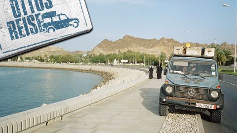 Otto parkt an der Corniche von Muskat. An der Uferpromenade der Hauptstadt steht die überdimensionale Skulptur eines Weihrauchgefäßes.