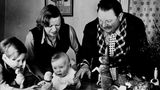 Geboren wurde Götz George am 23. Juli 1938 als Götz Schulz. Er entstammt einer Künstlerfamilie: Seine Eltern sind Heinrich George und Berta Drews, beide bekannte Schauspieler ihrer Zeit. Sein Vater gab ihm den Vornamen in Anlehnung an seine Lieblingsrolle Götz von Berlichingen. Das Foto stammt aus Götz' Geburtsjahr. Links sein sieben Jahre älterer Bruder Jan.